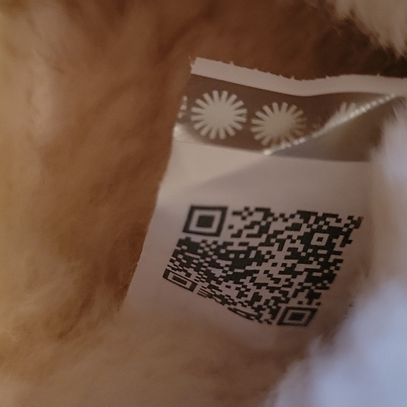 NWOT Toddler UGG Boots Size 6 - Picture 8 of 9